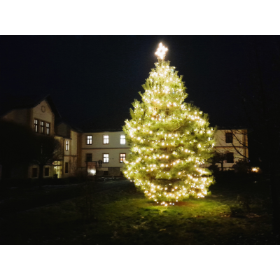 Proběhlo tradiční  rozsvícení vánočního stromu